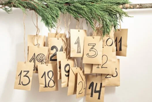 Julekalender med smykker i små poser